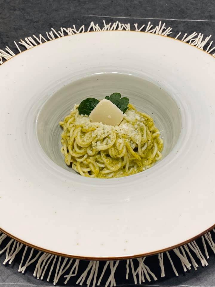 spaghetti de post in sos pesto din broccoli / dovlecei / urzici / spanac
